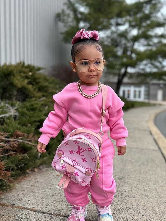 Banyak yang gemas dengan penampilannya, namun tidak sedikit pula netizen yang menghujat sang ibu. Ibu Kye mendapatkan kritikan karena mendandani putrinya layaknya orang dewasa. “Dia tidak seharusnya berpakaian seperti itu,” komentar netizen di TikTok. Foto: dok. Instagram/@queenkye.18
