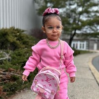 Banyak yang gemas dengan penampilannya, namun tidak sedikit pula netizen yang menghujat sang ibu. Ibu Kye mendapatkan kritikan karena mendandani putrinya layaknya orang dewasa. “Dia tidak seharusnya berpakaian seperti itu,” komentar netizen di TikTok. Foto: dok. Instagram/@queenkye.18