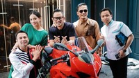 Juragan 99 memberikan Raffi Ahmad sebuah motor sport Ducati Panigale V4s. Foto: Instagram