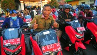 Sejumlah Kepala Desa naik motor dinas baru saat pembagian di kantor Kabupaten Jepara, Jawa Tengah, Senin (10/4/2023). ANTARA FOTO/Yusuf Nugroho  
