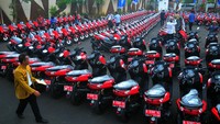 Pemerintah setempat membagikan sebanyak 184 motor dinas baru untuk menunjang kinerja pelayanan masyarakat di tingkat desa dengan total anggaran Rp 5,8 milliar. ANTARA FOTO/Yusuf Nugroho  