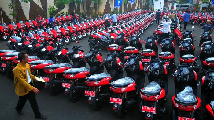 Ratusan Kades di Jepara Dapat Motor Baru, Telan Dana Rp 5,8 Miliar Sejumlah Kepala Desa naik motor dinas baru saat pembagian di kantor Kabupaten Jepara, Jawa Tengah, Senin (10/4/2023). Pemerintah setempat membagikan sebanyak 184 motor dinas baru untuk menunjang kinerja pelayanan masyarakat di tingkat desa dengan total anggaran Rp5,8 milliar. ANTARA FOTO/Yusuf Nugroho/hp.