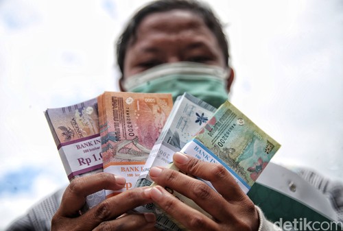 Penukaran uang baru untuk Lebaran tengah dilakukan di Jakarta Islamic Centre, Koja, Jakarta Utara, Selasa (11/4/2023). Ratusan warga mengantre.