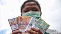 Mereka rela antre untuk mendapatkan uang baru pecahan kecil untuk keperluan Lebaran.
