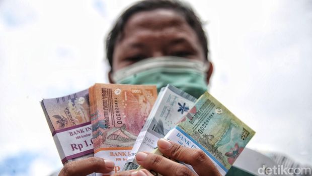 Ratusan Warga Antre Penukaran Uang di Jakarta Penukaran uang baru untuk Lebaran tengah dilakukan di Jakarta Islamic Centre, Koja, Jakarta Utara, Selasa (11/4/2023). Ratusan warga mengantre.