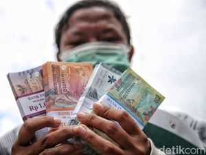 Hukum Menukar Uang untuk THR, Boleh Nggak Ya?