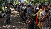 Penukaran uang ini dijaga oleh anggota TNI.