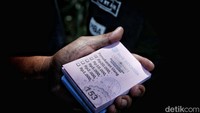 Agar tertib, warga yang antre diberikan kupon penukaran uang.