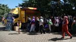 Ratusan Warga Antre Penukaran Uang di Jakarta