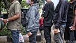 Ratusan Warga Antre Penukaran Uang di Jakarta
