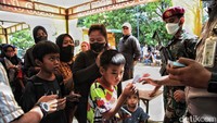 Kuota setiap harinya adalah 600 orang untuk tiga mobil kas keliling.