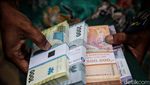 Ratusan Warga Antre Penukaran Uang di Jakarta