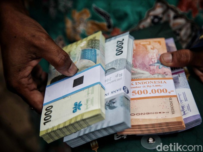 Penukaran uang baru untuk Lebaran tengah dilakukan di Jakarta Islamic Centre, Koja, Jakarta Utara, Selasa (11/4/2023). Ratusan warga mengantre.