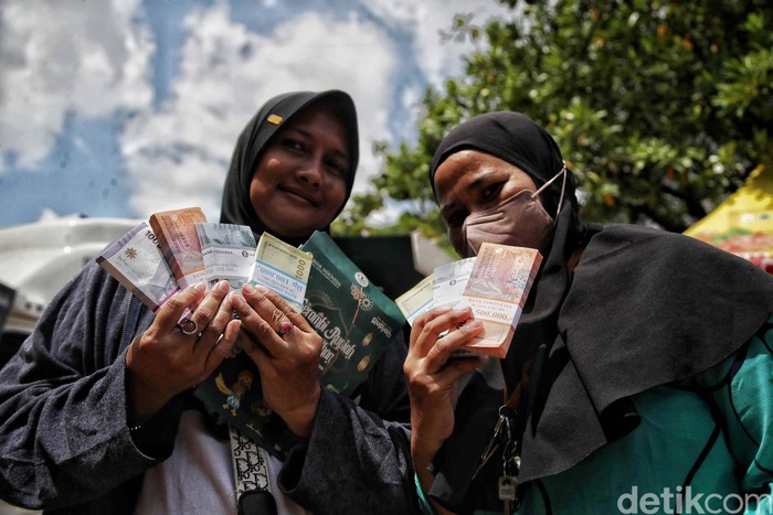 Penukaran uang baru untuk Lebaran tengah dilakukan di Jakarta Islamic Centre, Koja, Jakarta Utara, Selasa (11/4/2023). Ratusan warga mengantre.