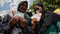 Bank Indonesia (BI) menyiapkan uang tunai pecahan besar dan kecil dengan total Rp 195 triliun untuk memenuhi kebutuhan penukaran uang masyarakat jelang Lebaran 2023.