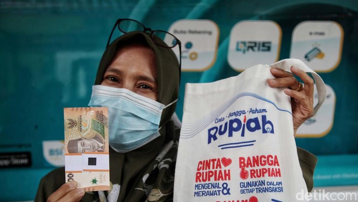 Penukaran uang baru untuk Lebaran tengah dilakukan di Jakarta Islamic Centre, Koja, Jakarta Utara, Selasa (11/4/2023). Ratusan warga mengantre.