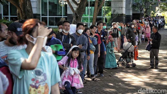 Ratusan Warga Antre Penukaran Uang di Jakarta Penukaran uang baru untuk Lebaran tengah dilakukan di Jakarta Islamic Centre, Koja, Jakarta Utara, Selasa (11/4/2023). Ratusan warga mengantre.