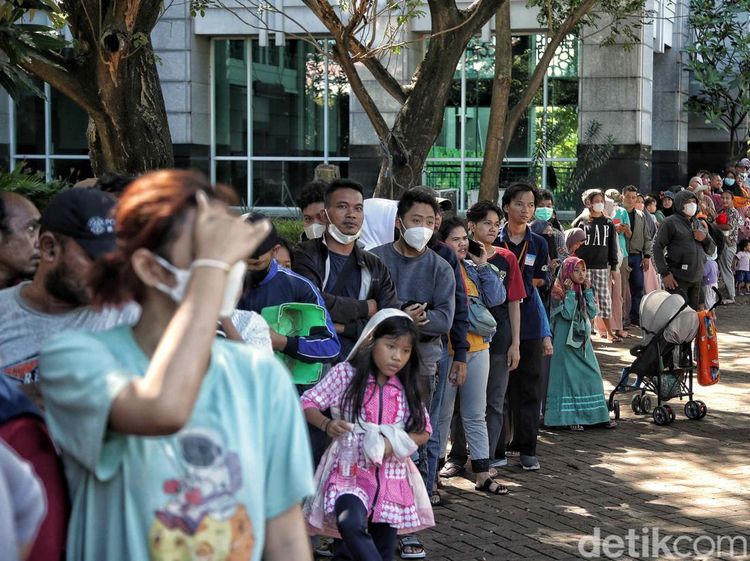 Ratusan Warga Antre Penukaran Uang di Jakarta