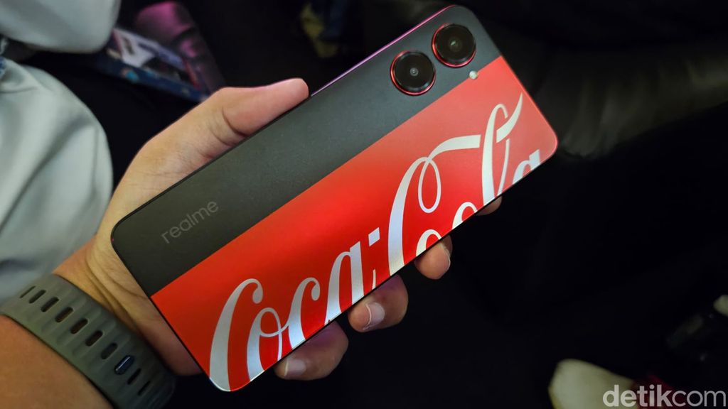 Realme 10 Pro 5G Coca-Cola Edition
