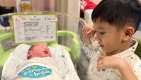 Alhamdulilah selamat, Nini. Welcome anak ganteng! Teman mainnya Nochi. Masha Allah semangat mengASIhi kembali, ungkap Tantri Kotak. Artis dan netizen lain pun turut memberi ucapan selamat di kolom komentar. (Foto: Instagram @rinni_w)