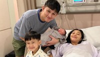 Kabar bahagia baru saja datang dari pasangan Jevin Julian dan Rinni Wulandari. Mereka baru saja menyambut kelahiran anak kedua berjenis kelamin laki-laki pada Senin (10/4/2023). (Foto: Instagram @rinni_w)