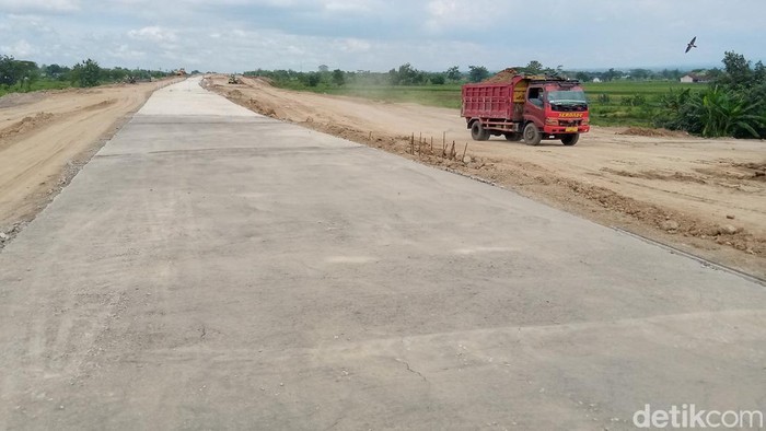 Ruas Tol Jogja-Solo di Polanharjo Klaten Dikebut Sambut Mudik. Foto diambil Selasa (11/4/2023).