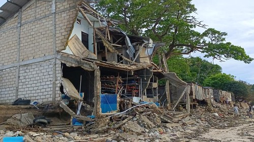 Deretan rumah penduduk yang hancur diterjang gelombang di Kupang, Senin (10/4/2023).
