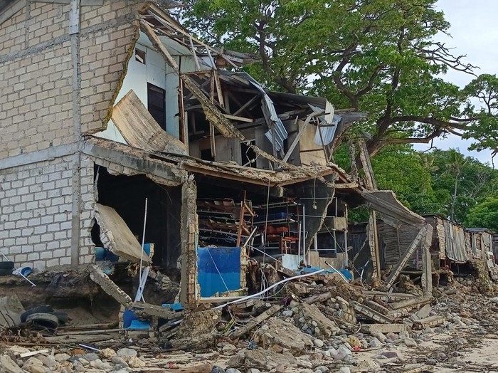 Deretan rumah penduduk yang hancur diterjang gelombang di Kupang, Senin (10/4/2023).