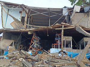 Potret Rumah-rumah Warga Hancur Diterjang Gelombang Tinggi di Kupang
