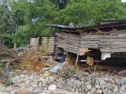 Foto: Rumah warga hancur diterjang gelombang tinggi di Kecamatan Kelapa Lima. Kota Kupang, Senin (10/4/2023). (Yufen Ernesto Bria/detikBali)
