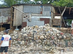 Foto: Sejumlah warga membenahi rumah yang rusak sebisa mungkin secara swadaya. (Yufen Ernesto Bria/detikBali)