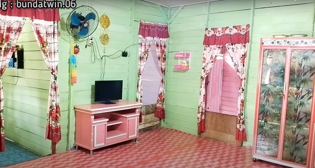 Masuk ke bagian dalam rumah, rumah kayu unik itu tampak didominasi oleh warna hijau dan merah muda. Sekilas terlihat seperti rumah-rumahan Barbie. Foto: YouTube/Bunda Twin