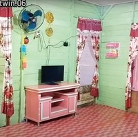 Masuk ke bagian dalam rumah, rumah kayu unik itu tampak didominasi oleh warna hijau dan merah muda. Sekilas terlihat seperti rumah-rumahan Barbie. Foto: YouTube/Bunda Twin