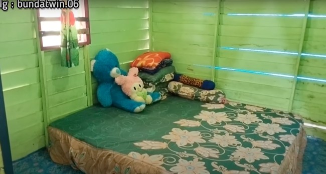 Bagian kamarnya tampak didominasi warna hijau. Walaupun terlihat sederhana namun banyak netizen yang memuji rumah tersebut. Mereka menyebut rumah tersebut terlihat nyaman dan rapi meski sederhana. Foto: YouTube/Bunda Twin