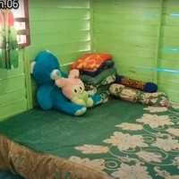 Bagian kamarnya tampak didominasi warna hijau. Walaupun terlihat sederhana namun banyak netizen yang memuji rumah tersebut. Mereka menyebut rumah tersebut terlihat nyaman dan rapi meski sederhana. Foto: YouTube/Bunda Twin