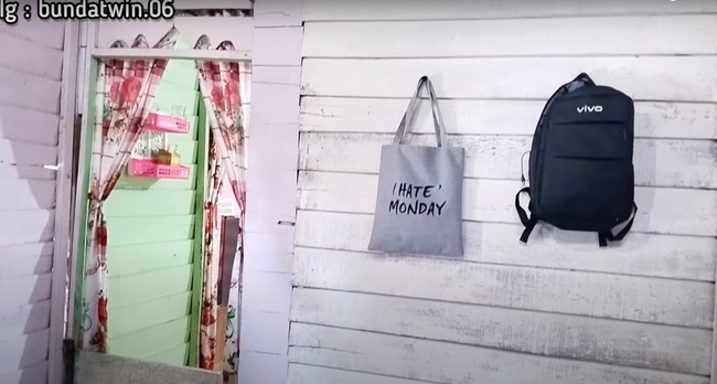 Sementara kamar kedua di dalam rumah didominasi oleh warna putih. Karena jarang terpakai, kamar kedua ini dijadikan sebagai ruangan untuk menyimpan barang-barang yang jarang terpakai. Foto: YouTube/Bunda Twin
