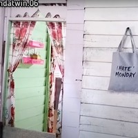 Sementara kamar kedua di dalam rumah didominasi oleh warna putih. Karena jarang terpakai, kamar kedua ini dijadikan sebagai ruangan untuk menyimpan barang-barang yang jarang terpakai. Foto: YouTube/Bunda Twin