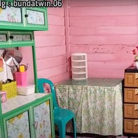 Mirip dengan ruang tamu, bagian dapurnya juga didominasi oleh warna hijau dan merah muda. Ruangan dapur tersebut tampak cukup rapi dengan barang-barang yang tertata sedemikian rupa. Foto: YouTube/Bunda Twin