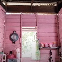 Di samping ruangan dapur juga terdapat jendela yang berfungsi untuk pergantian udara saat memasak. Dengan demikian asap dan aroma makanan tidak akan masuk memenuhi bagian dalam rumah. Foto: YouTube/Bunda Twin