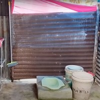 Untuk kamar mandinya sendiri masih sangat sederhana dengan hanya dilapisi seng. Terdapat closet jongkok, ember, dan mesin cuci di dalam kamar mandinya tersebut. Hingga saat ini video rumah yang satu ini telah ditayangkan lebih dari 18 ribu kali. Foto: YouTube/Bunda Twin