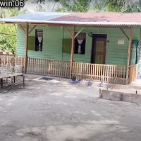Video rumah kayu ini diunggah oleh pemilik akun YouTube Bunda Twin. Dari depan walaupun terlihat sederhana namun rumah kayu tersebut memiliki halaman yang cukup luas. Dinding kayu di bagian depan rumah kayu itu sendiri dicat menggunakan warna hijau. Foto: YouTube/Bunda Twin