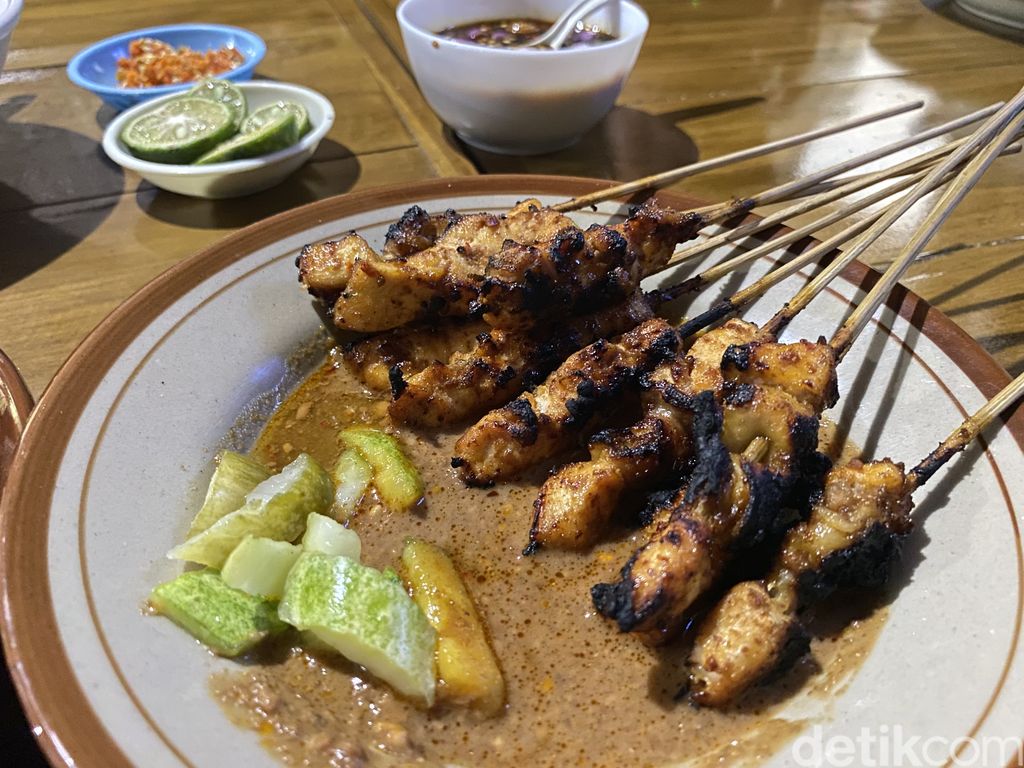 Sate Galunggung, tempat makan sate legendaris di Pangandaran sejak tahun 1976.