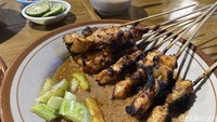 Untuk sate ayam, tekstur potongan dagingnya tak begitu juicy dan cenderung kering. Aroma bakaran membuat sate ayamnya nikmat, apalagi ketika dipadukan dengan sambal kacangnya yang gurih. Foto: detikFood/Yenny Mustika Sari