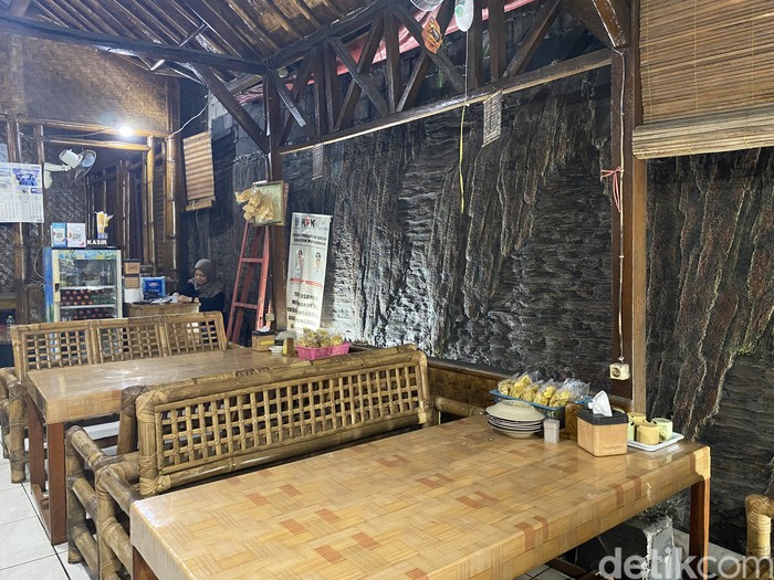 Sate Galunggung Sate Galunggung, tempat makan sate legendaris di Pangandaran sejak tahun 1976.