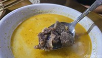 Untuk gulenya, kuahnya tak begitu kental namun terasa sedap bumbu rempahnya. Potongan daging sapinya kecil dan cukup banyak. Kami memadukan gule ini bersama acar dan emping. Foto: detikFood/Yenny Mustika Sari