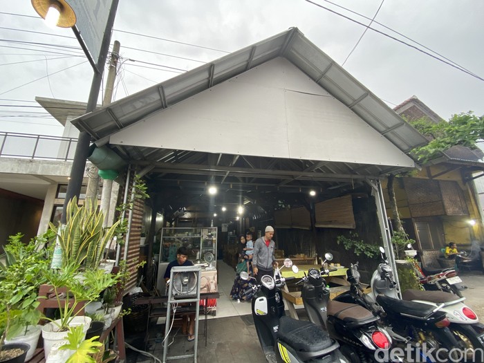 Sate Galunggung, tempat makan sate legendaris di Pangandaran sejak tahun 1976.