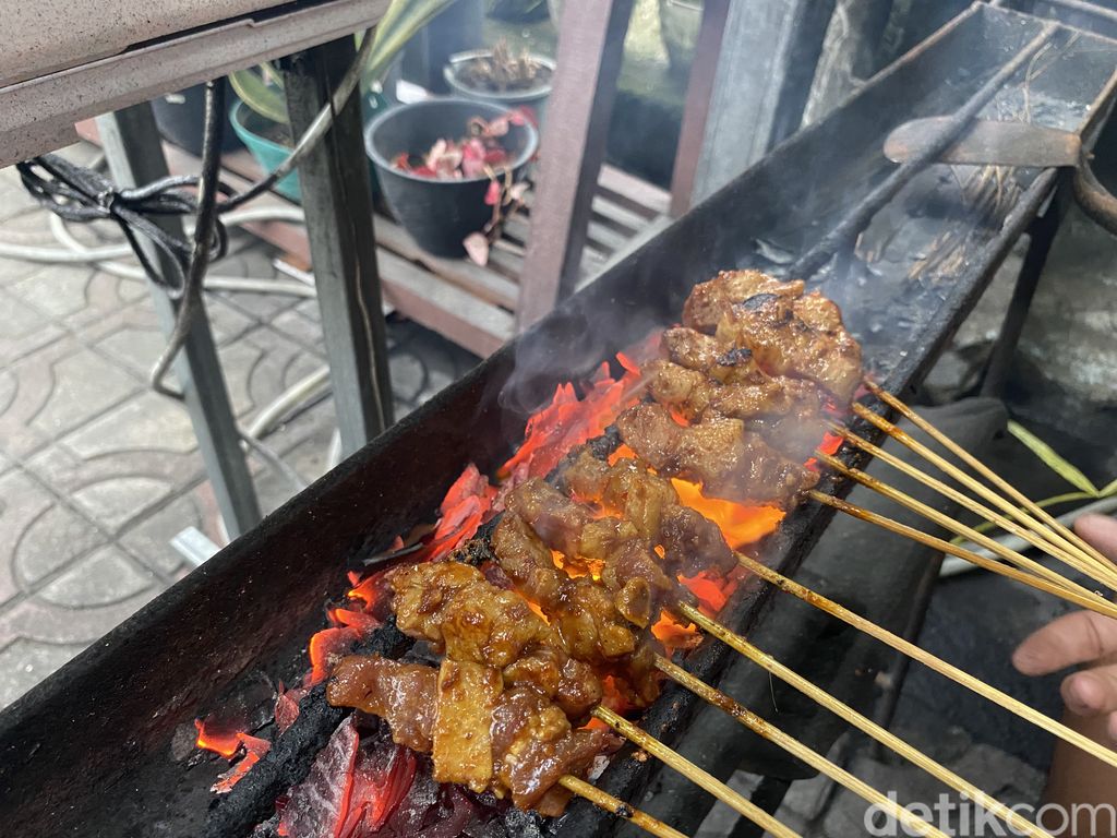 Sate Galunggung, tempat makan sate legendaris di Pangandaran sejak tahun 1976.