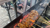 Sesuai namanya, Sate Galunggung menawarkan menu sate yang lezat. Daging yang digunakan pada racikan sate di warung ini menggunakan potongan daging kambing, sapi, dan ayam. Foto: detikFood/Yenny Mustika Sari
