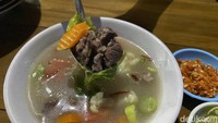 Untuk sop sapi, kucuri dengan jeruk limau dan tambahkan sambal. Rasanya yang gurih dan agak pedas menjadi paduan nikmat nasi hangat. Foto: detikFood/Yenny Mustika Sari