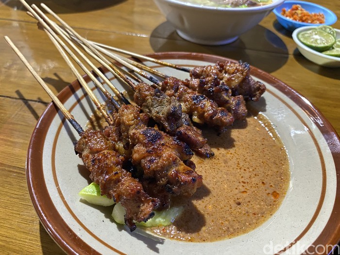 Sate Galunggung, tempat makan sate legendaris di Pangandaran sejak tahun 1976.
